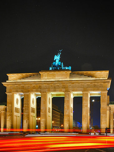 Brandenburger Tor mit Straßenverkehr Fotos