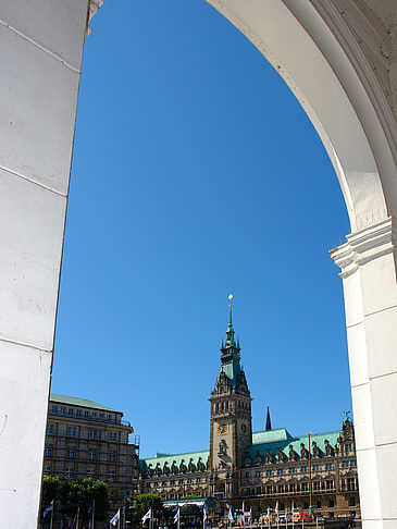 Blick durch die Bögen der Alster Arkaden auf das Rathaus Fotos