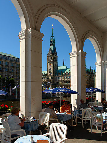 Blick durch die Bögen der Alster Arkaden auf das Rathaus