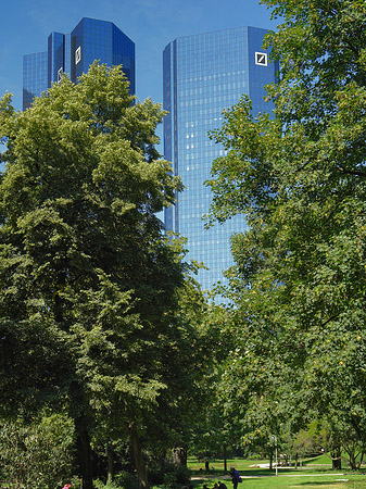 Deutsche Bank mit Bäumen Foto 