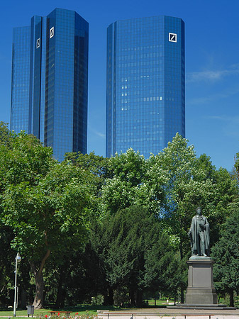 Fotos Deutsche Bank mit Statue