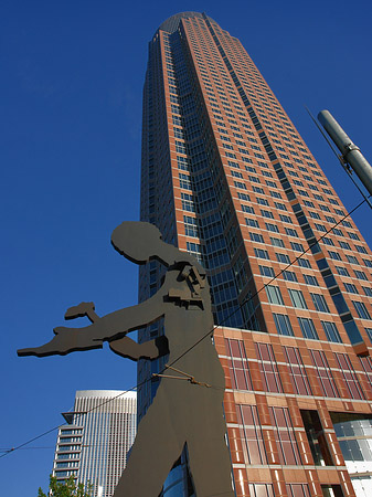 Hammering Man am Fuß der Messe