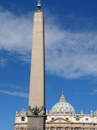 Obelisk mit dem Petersdom Fotos