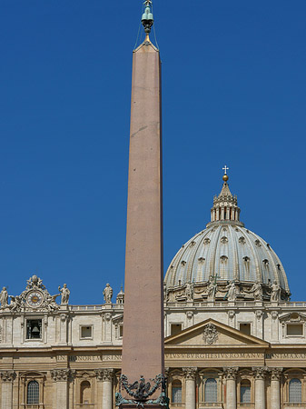 Obelisk mit dem Petersdom Foto 