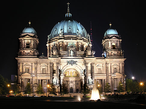 Berliner Dom bei Nacht Fotos