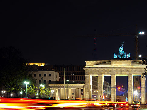 Foto Brandenburger Tor mit Straßenverkehr - Berlin