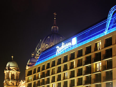 Radisson bei Nacht