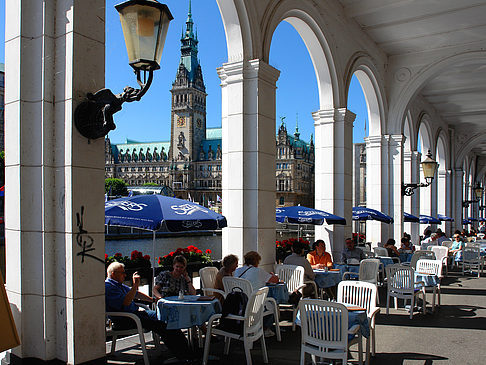 Fotos Blick durch die Bögen der Alster Arkaden auf das Rathaus | Hamburg