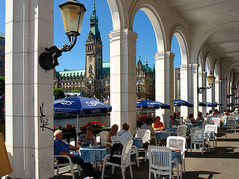 Fotos Blick durch die Bögen der Alster Arkaden auf das Rathaus | Hamburg