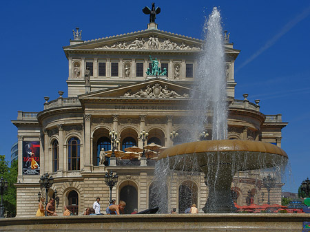 Alte Oper mit Brunnen Fotos