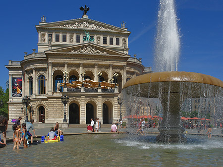 Fotos Alte Oper mit Brunnen