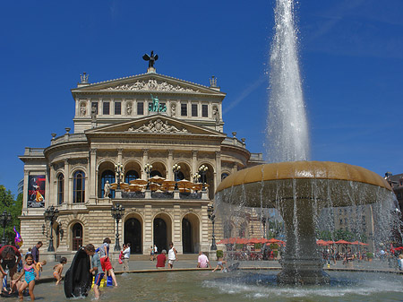 Foto Alte Oper mit Brunnen - Frankfurt am Main