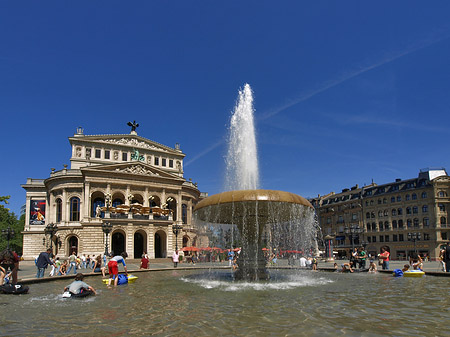 Alte Oper mit Brunnen Foto 