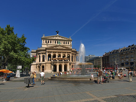 Alte Oper mit Häusern Foto 