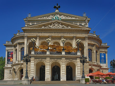 Alte Oper mit Schirmen Fotos