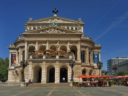 Alte Oper mit Schirmen