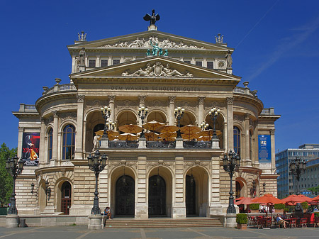 Foto Alte Oper mit Schirmen - Frankfurt am Main