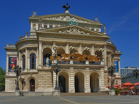 Alte Oper mit Schirmen Foto 