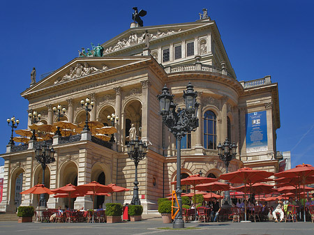 Fotos Alte Oper mit Schirmen