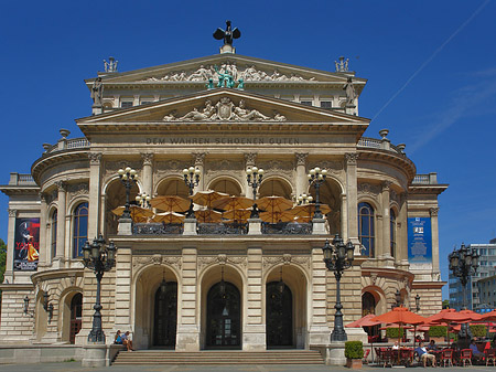 Fotos Alte Oper mit Schirmen