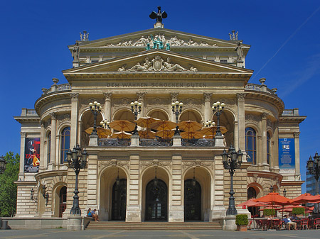 Foto Alte Oper mit Schirmen