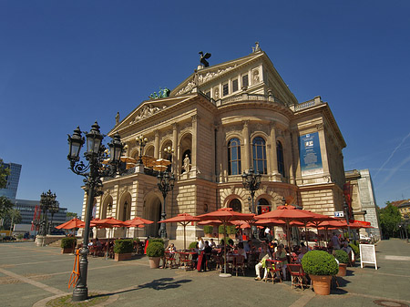 Alte Oper mit Schirmen Fotos