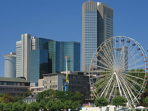 Foto Eurotower und dresdener Bank mit riesenrad - Frankfurt am Main