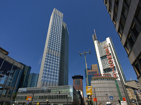 Foto Eurotower hinter Schauspiel Frankfurt