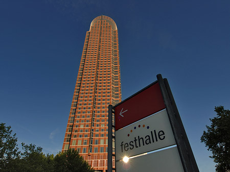 Messeturm mit Festhallenschild Foto 