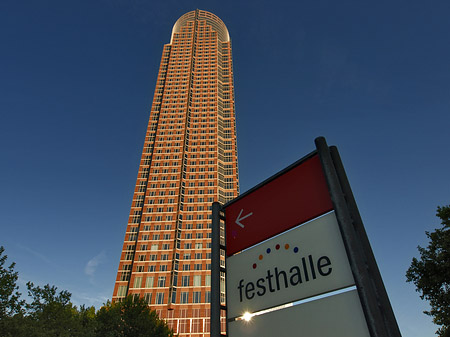 Messeturm mit Festhallenschild Foto 