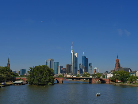 Skyline von Frankfurt mit Alter Brücke Foto 