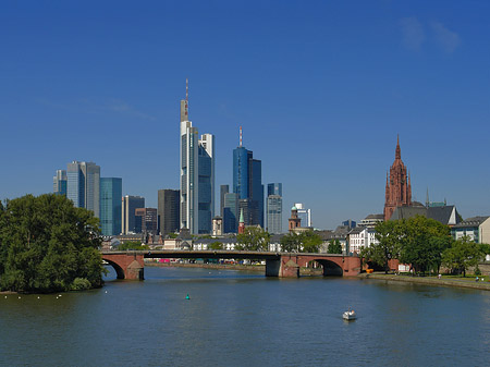 Skyline von Frankfurt mit Alter Brücke Fotos