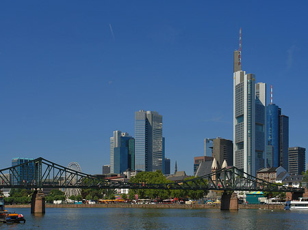 Foto Skyline von Frankfurt mit eisernem Steg