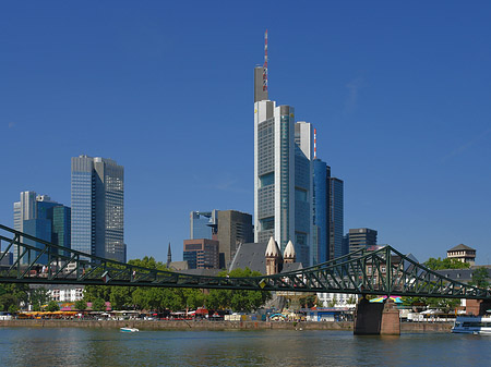 Skyline von Frankfurt mit eisernem Steg Fotos