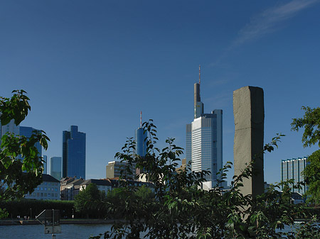 Skyline von Frankfurt mit Obelisk Foto 