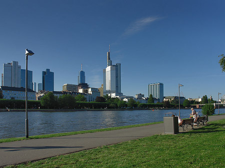 Fotos Skyline von Frankfurt mit Ufer | Frankfurt am Main