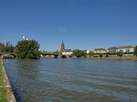 Foto Skyline von Frankfurt mit Ufer