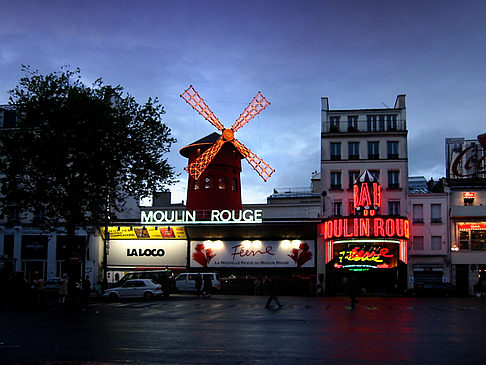 Moulin rouge während der Dämmerung Fotos