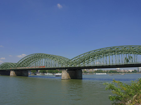 Foto Hohenzollernbrücke mit Zug