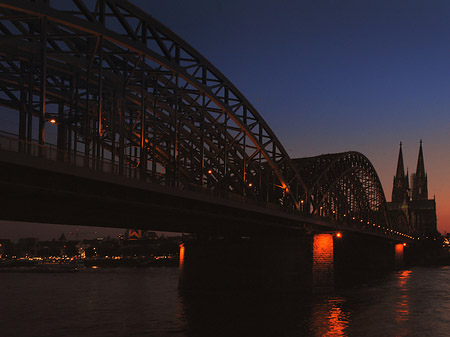 Foto Kölner Dom hinter der Hohenzollernbrücke - Köln