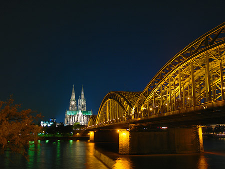 Foto Kölner Dom hinter der Hohenzollernbrücke