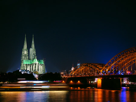 Foto Kölner Dom hinter der Hohenzollernbrücke - Köln