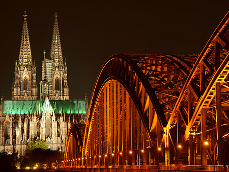 Kölner Dom hinter der Hohenzollernbrücke Foto 