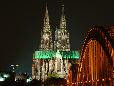 Foto Kölner Dom hinter der Hohenzollernbrücke