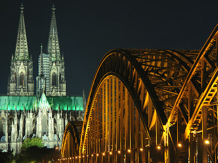 Foto Kölner Dom hinter der Hohenzollernbrücke - Köln