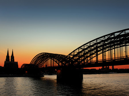 Fotos Kölner Dom hinter der Hohenzollernbrücke