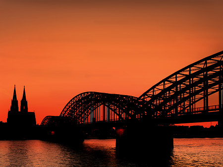 Kölner Dom hinter der Hohenzollernbrücke Fotos