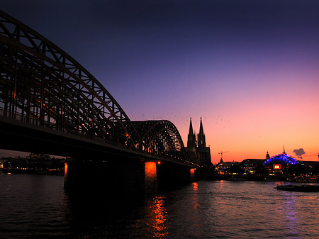 Kölner Dom hinter der Hohenzollernbrücke Foto 