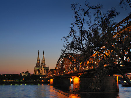 Kölner Dom hinter der Hohenzollernbrücke Foto 