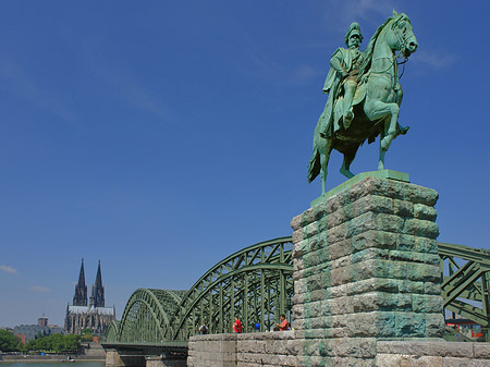 Fotos Reiterstatue vor dem Kölner Dom | Köln